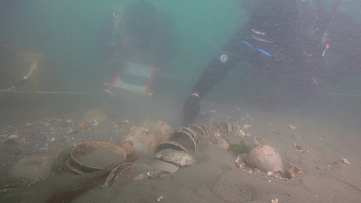 국립해양유산연구소는 태안 마도 해역을 조사하던 중 곡물과 도자기를 운반하다가 침몰한 것으로 추정되는 고(古)선박의 흔적을 찾았다고 10일 밝혔다. 마도 해역은 서해의 뱃길 중에서도 예부터 험난하기로 손꼽힌다. 사진은 청자 다발을 확인하는 조사원들.  /     국립해양유산연구소