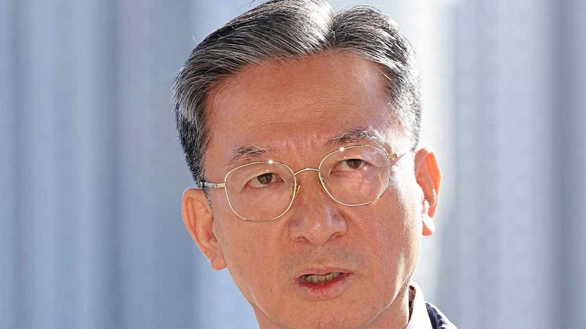 정성호 법무부 장관이 10일 오전 경기 정부과천청사 법무부 출입구에서 최근 검찰이 대장동 개발비리 의혹 사건 1심 선고에 대한 항소를 포기한 것과 관련한 입장을 밝히고 있다.  / 뉴스1