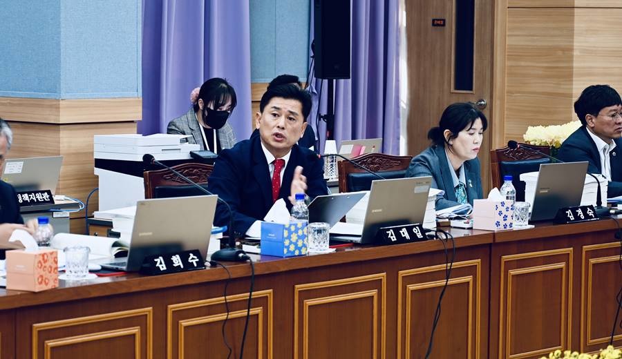 김대일 도의원(안동, 국민의힘) 행정사무감사 모습/경북도의회