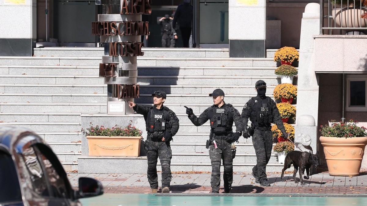 2026학년도 대학수학능력시험을 사흘 앞둔 10일 오전 대구 남구의 고등학교에 사제 폭발물을 설치했다는 신고가 접수돼 현장에 투입된 경찰특공대와 탐지견이 학교 구석구석을 수색하고 있다. / 뉴스1
