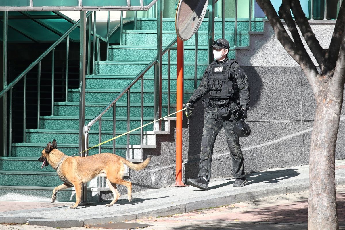 2026학년도 대학수학능력시험을 사흘 앞둔 10일 오전 대구 남구의 고등학교에 사제 폭발물을 설치했다는 신고가 접수돼 현장에 투입된 경찰특공대와 탐지견이 학교 구석구석을 수색하고 있다. / 뉴스1