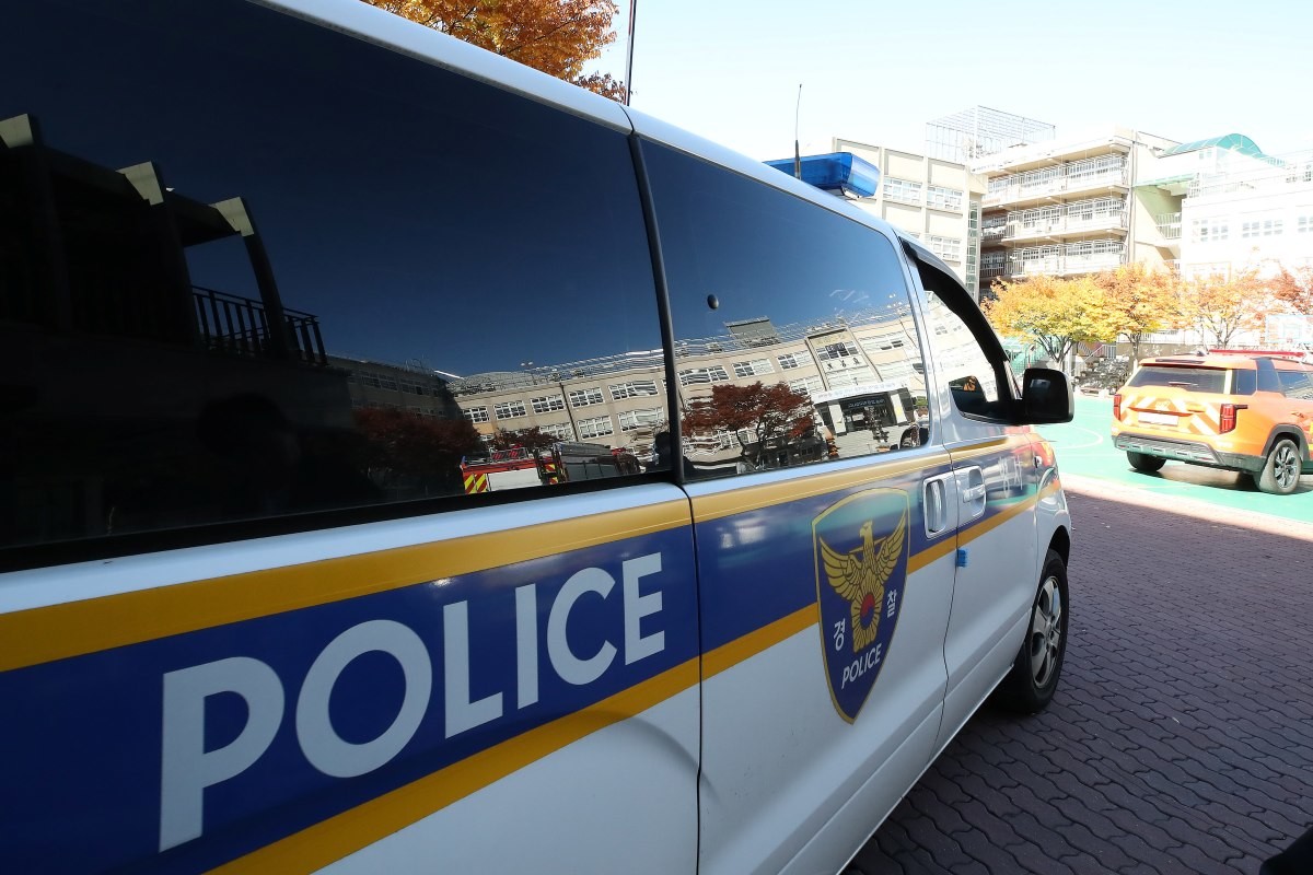 2026학년도 대학수학능력시험을 사흘 앞둔 10일 오전 대구 남구의 고등학교에 사제 폭발물을 설치했다는 신고가 접수돼 수색에 나선 경찰 차량이 학교로 들어가고 있다. / 뉴스1