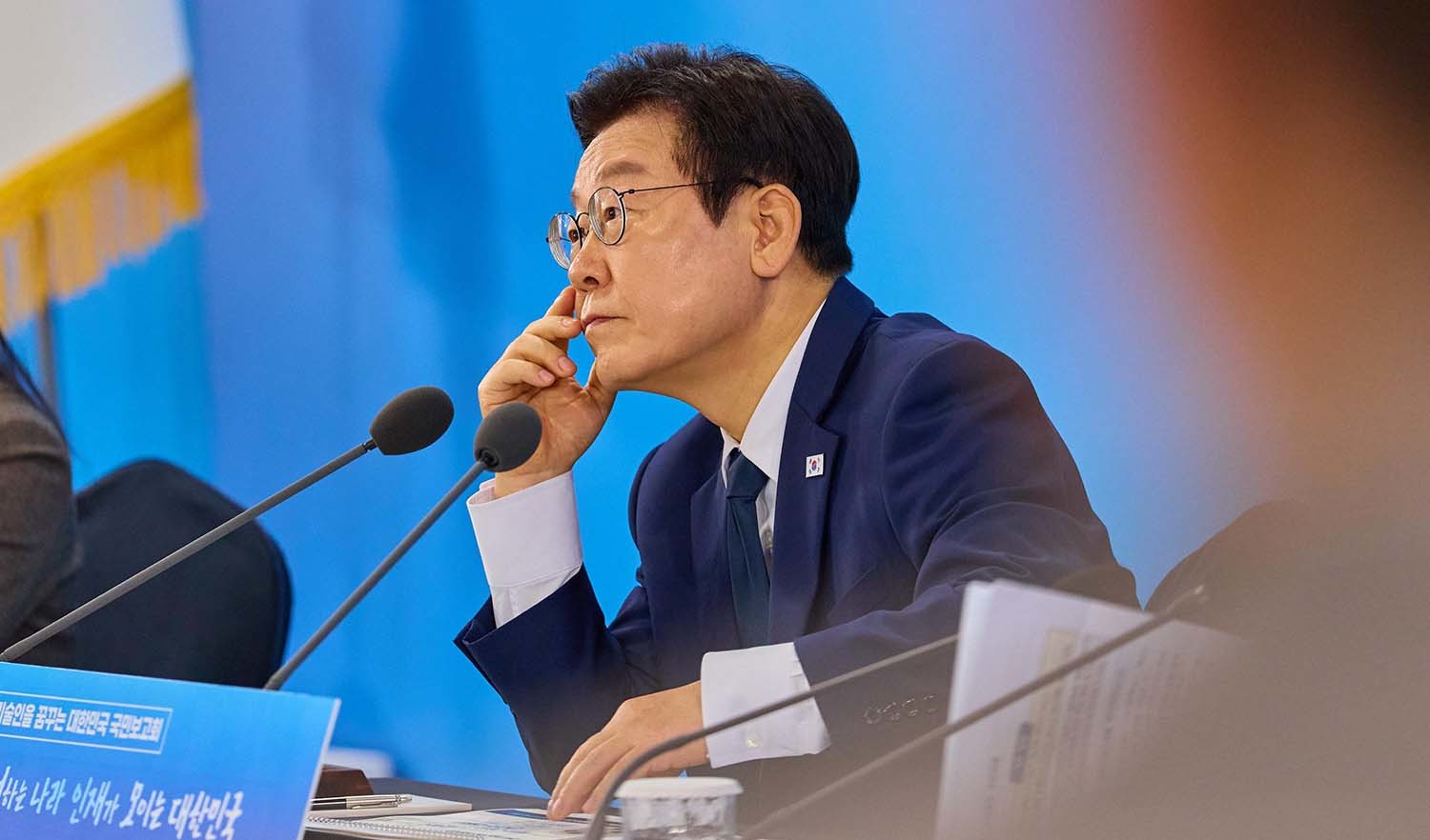 이재명 대통령이 7일 대전 유성구 국립중앙과학관에서 열린 다시 과학기술인을 꿈꾸는 대한민국 국민보고회에서 참석자들의 발언을 듣고 있다. / 대통령실 제공.