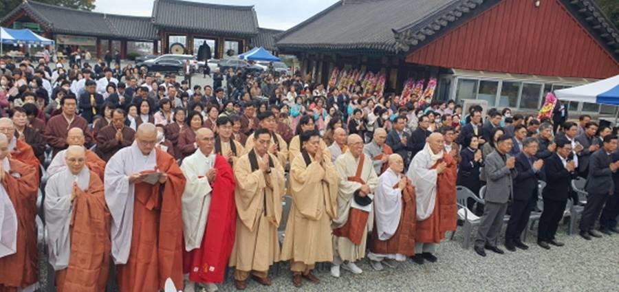 포항불교신도연합회는 지난 8일 포항시 남구 연일읍 문수사에서 포항시민의 화합과 지역경제 회복을 기원하는 대법회와 조인호 회장 취임식을 봉행했다.