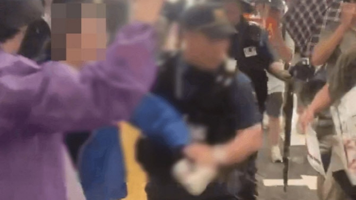 중국인으로 추정되는 여성이 반중 시위대에 커피를 뿌렸다. / SNS