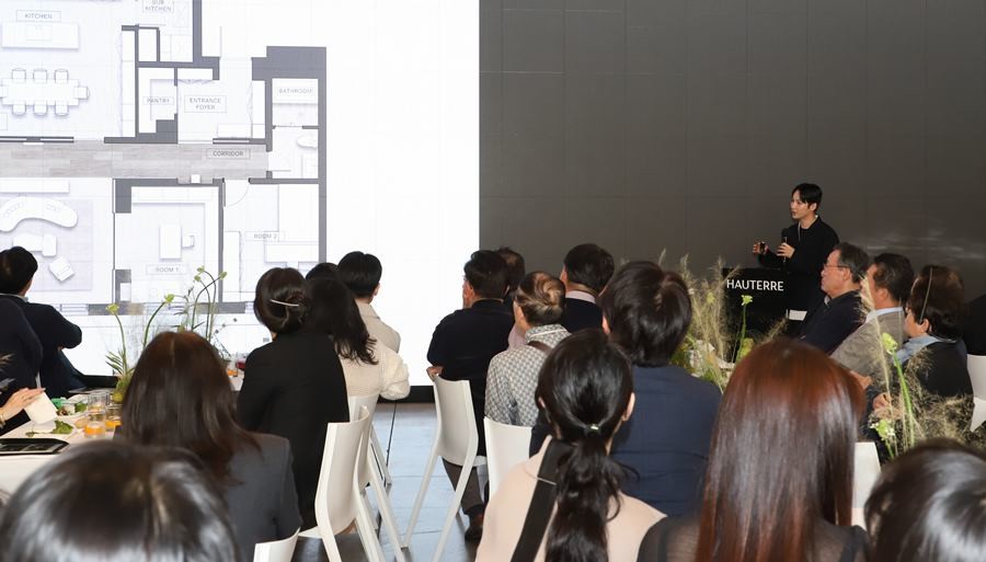 런칭행사에서 아틀리에 에디션 PT를 하는 양태오 작가 / 포스코이앤씨 제공