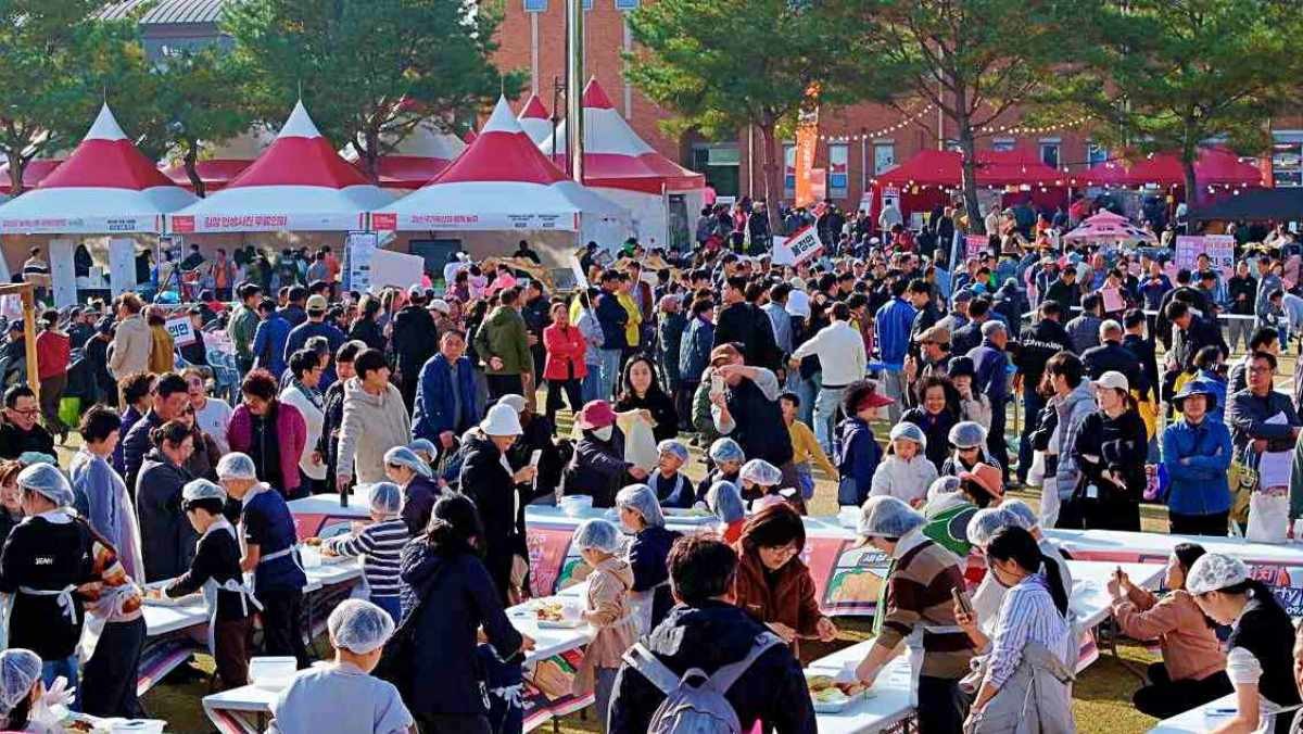 충북 괴산 유기농엑스포광장에서 지난 6일부터 9일까지 열린 '2025 괴산김장축제'가 12만 3000명의 방문객을 유치하고, 12억 원의 매출을 기록했다. / 괴산군 제공