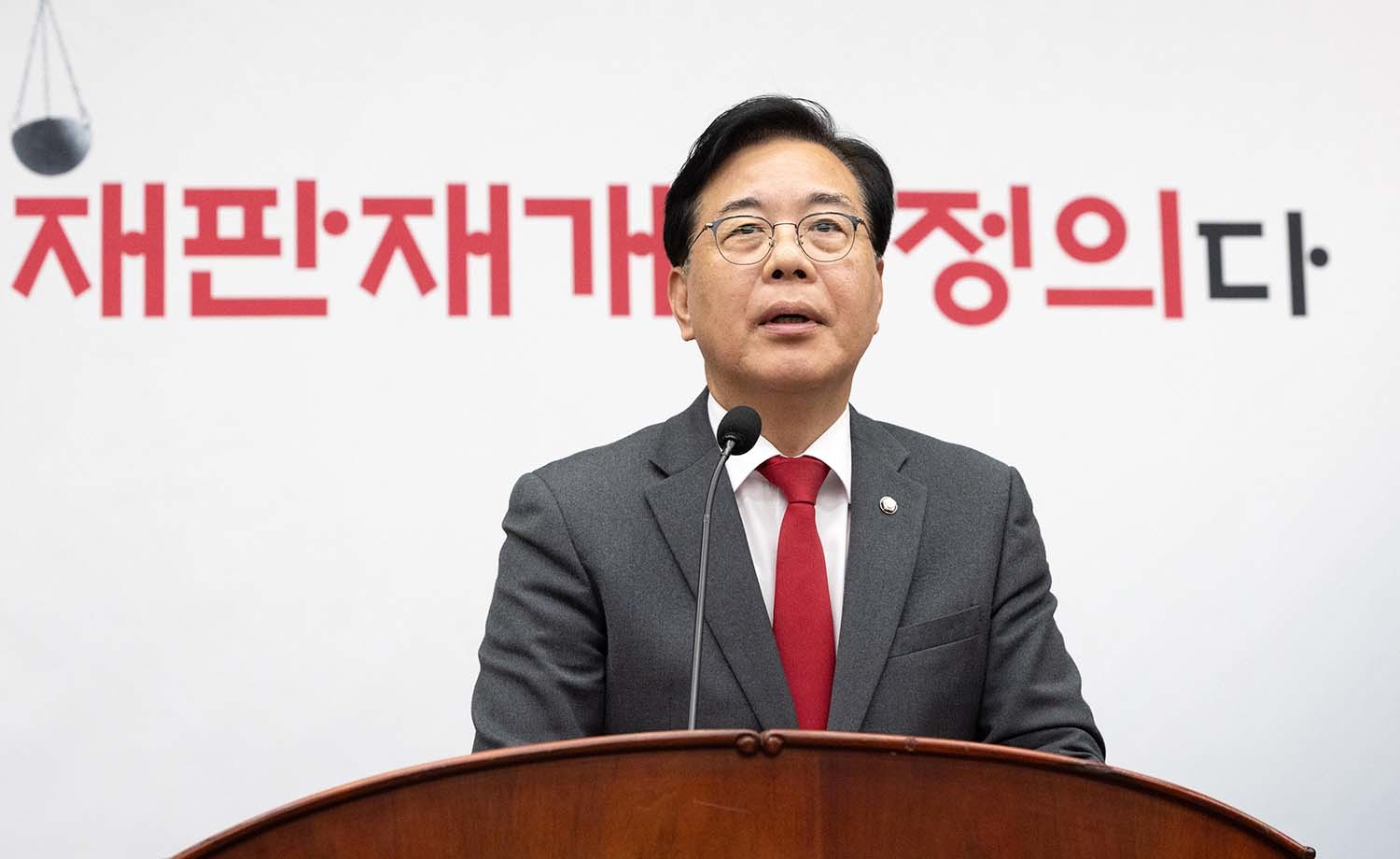 송언석 국민의힘 원내대표가 10일 서울 여의도 국회에서 열린 의원총회에 참석해 모두발언하고 있다. / 뉴스1