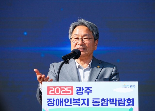 강기정 광주광역시장이 지난 7일 오전 시청 야외광장에서 열린 '2025 장애인복지 통합박람회'에 참석해 축사를 하고 있다./광주광역시 제공