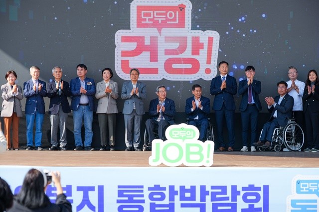 강기정 광주광역시장이 지난 7일 오전 시청 야외광장에서 열린 '2025 장애인복지 통합박람회'에 참석해 내빈들과 개막 세리머니를 하고 있다./광주광역시 제공