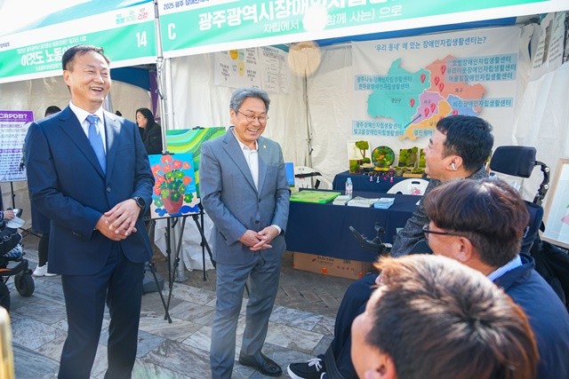 강기정 광주광역시장이 지난 7일 오전 시청 야외광장에서 열린 '2025 장애인복지 통합박람회'에 참석해 부스를 둘러보고 있다./광주광역시 제공