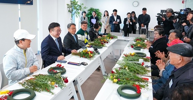 강기정 광주광역시장과 윤호중 행정안전부 장관이 10일 오전 서구 화정동 국립트라우마치유센터를 찾아 유가족·피해자와 간담회를 하고 있다./광주광역시 제공