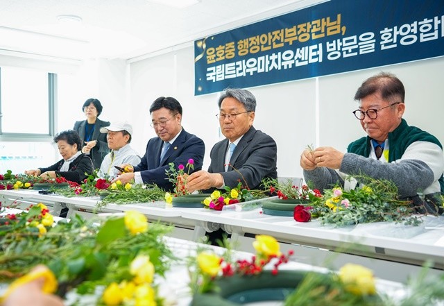 강기정 광주광역시장과 윤호중 행정안전부 장관이 10일 오전 서구 화정동 국립트라우마치유센터를 찾아 유가족·피해자와 원예치유프로그램에 참여하고 있다./광주광역시 제공