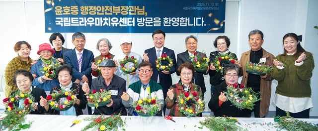 강기정 광주광역시장과 윤호중 행정안전부 장관이 10일 오전 서구 화정동 국립트라우마치유센터를 찾아 유가족·피해자와 간담회를 마친 뒤 기념촬영을 하고 있다./광주광역시 제공