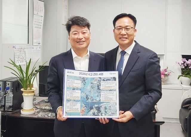 기재부 박창환 경제예산심의관(왼쪽)과 조석훈 목포시장 권한대행이 기념촬영을 하고 있다.