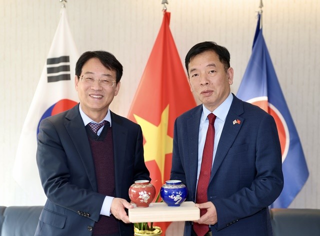 강진원 강진군수와 주한베트남 부호 대사가 지난 6일 면담을 갖고 교류협력에 대한 의지를 확인했다.