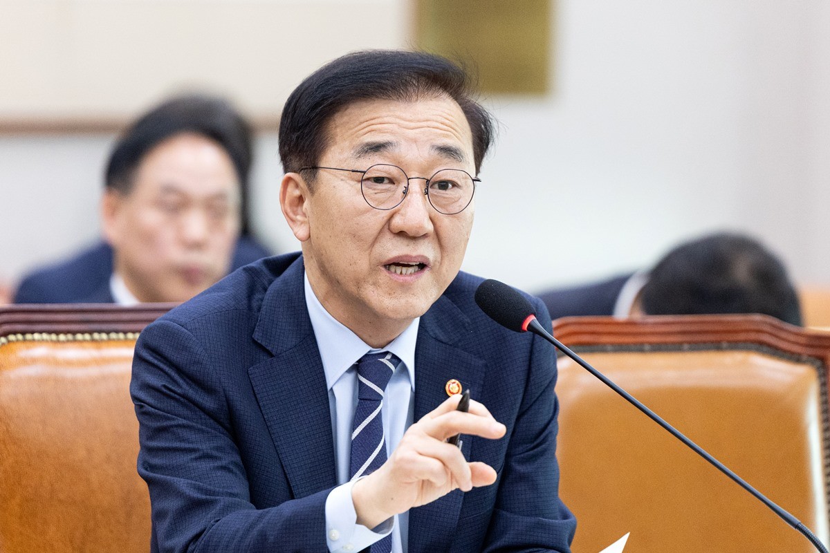 김윤덕 국토교통부 장관이 서울 여의도 국회에서 열린 법제사법위원회 제429회국회(정기회) 전체회의에서 의원 질의에 답변하고 있다. 자료 사진. 김윤덕 장관은 10일 정부의 10·15 부동산 대책과 관련해 '집값 폭등을 막지 않으면 혼란이 국민 부담으로 간다는 현실을 봐야 한다'라며 정책 취지를 설명했다. / 뉴스1