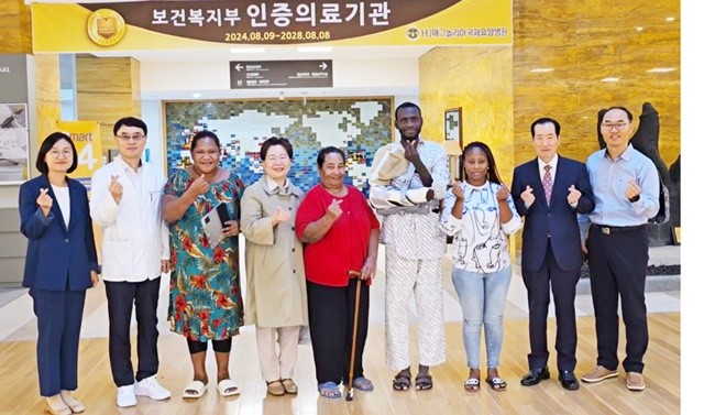 의료재단 이성만 이사장(오른쪽에서 두번째), 김종형 병원장(왼쪽에서 두번째), 자원봉사 애원 김고은 이사장(왼쪽에서 네번째), 의료사회사업환자(konan씨)