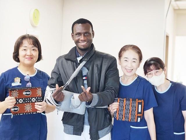 의료사회사업 환자(코트디부아르 konan)와 병동 간호사들