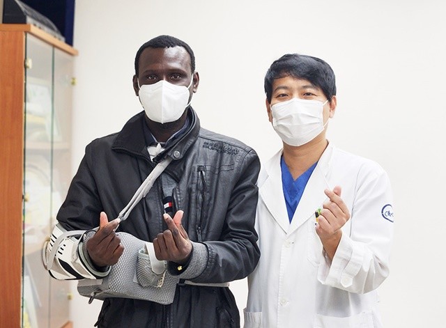 정형외과 장우석 과장과 의료사회사업 환자(코트디부아르 konan씨)