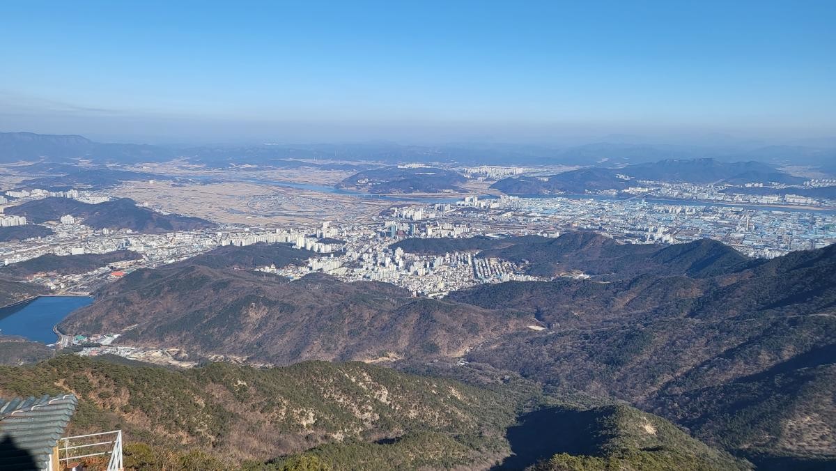 금오산 정상에서 바라보는 구미 전경. / ladyvamp0531-shutterstock.com