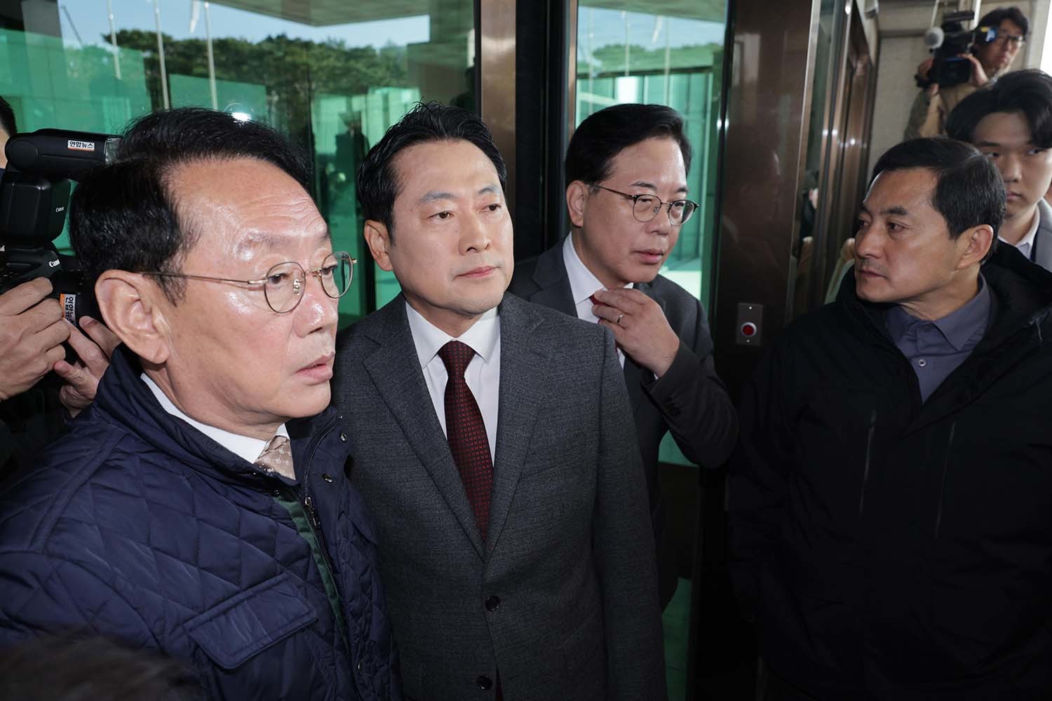 장동혁 국민의힘 대표와 송언석 원내대표가 11일 오전 서울 서초구 대검찰청을 항의 방문하던 중 방호직원에게 가로막혀 철수하고 있다. / 뉴스1