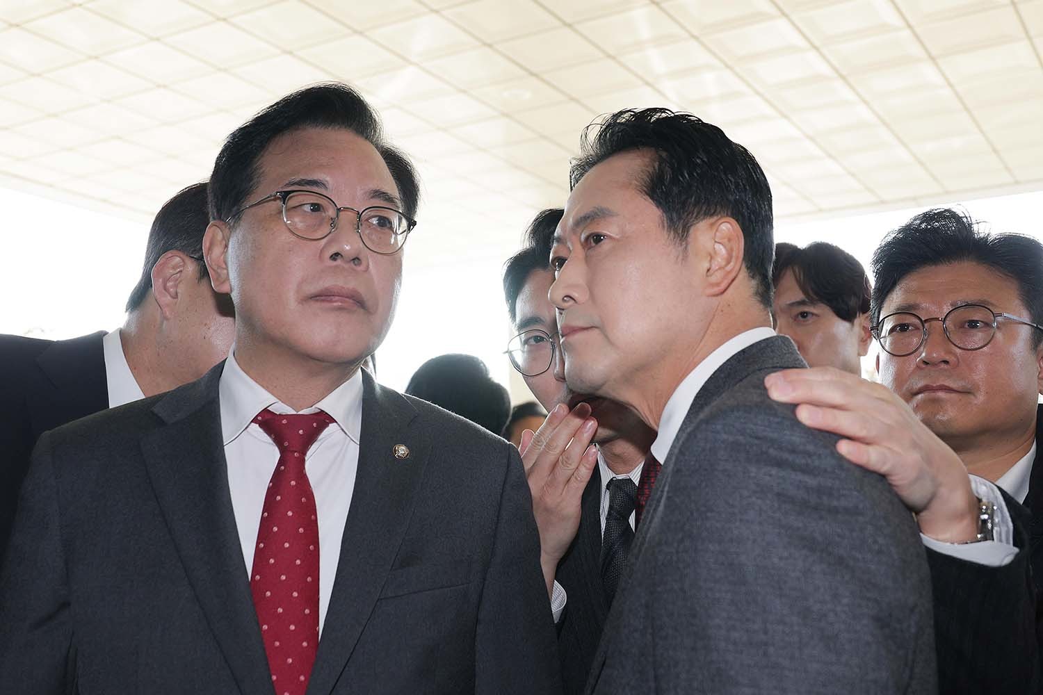 장동혁 국민의힘 대표와 송언석 원내대표가 11일 오전 서울 서초구 대검찰청을 항의 방문하던 중 방호직원에게 가로막혀 대치하고 있다. / 뉴스1