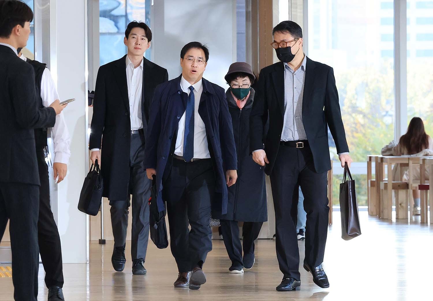 윤석열 전 대통령의 부인 김건희 여사의 모친 최은순씨(오른쪽 두번째)와 오빠 김진우씨(오른쪽 첫번째)가 11일 오전 서울 종로구 KT광화문빌딩 웨스트에 마련된 김건희특검 사무실에 피의자 신분으로 출석하고 있다. / 뉴스1