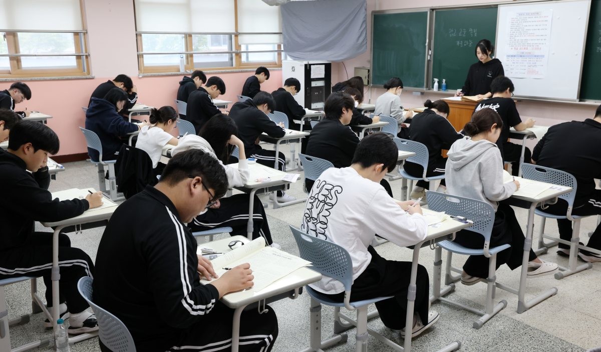 학생들이 수능 시험 전 마지막 모의평가를 치르고 있다. / 뉴스1