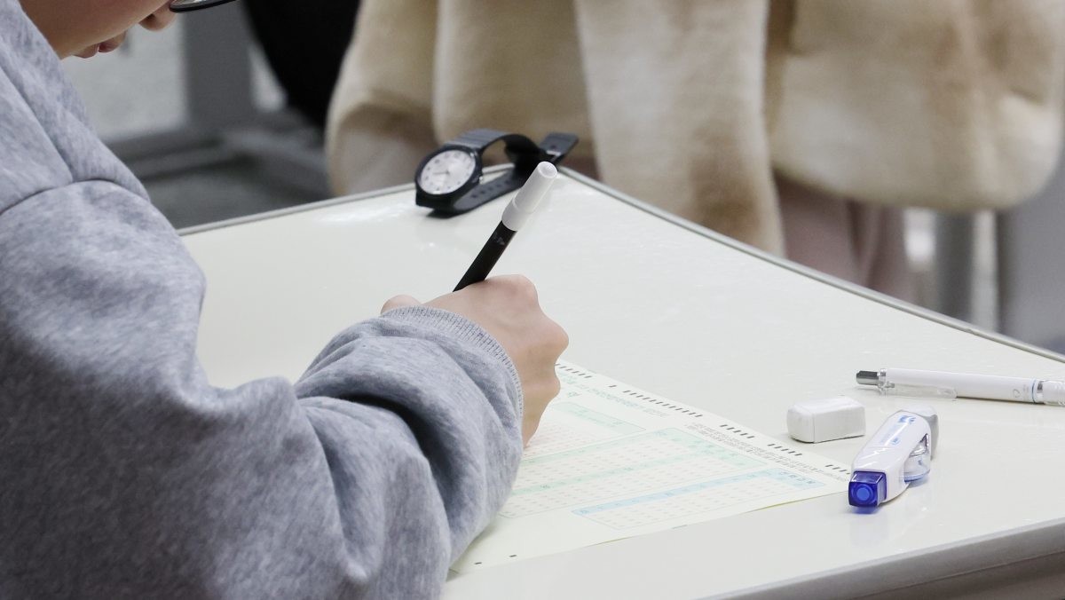 학생이 수능 시험 전 마지막 모의평가를 치르고 있는 모습. / 뉴스1