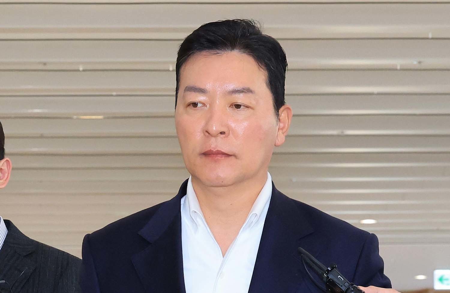 김성훈 전 대통령경호처 차장이 11일 오전 서울 종로구 KT광화문빌딩 웨스트에 마련된 김건희특검 사무실에 피의자 신분으로 출석하고 있다. / 뉴스1