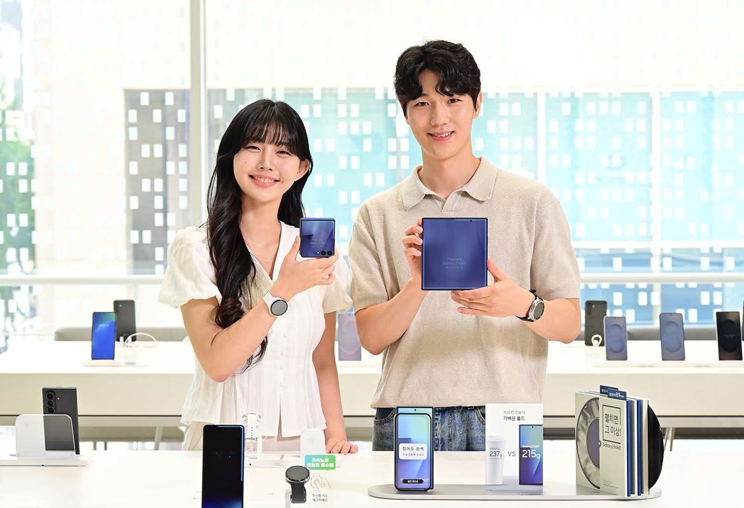 삼성전자 갤럭시 플래그십 스마트폰이 상반기에 이어 하반기에도 흥행하고 있다. / 삼성전자 제공