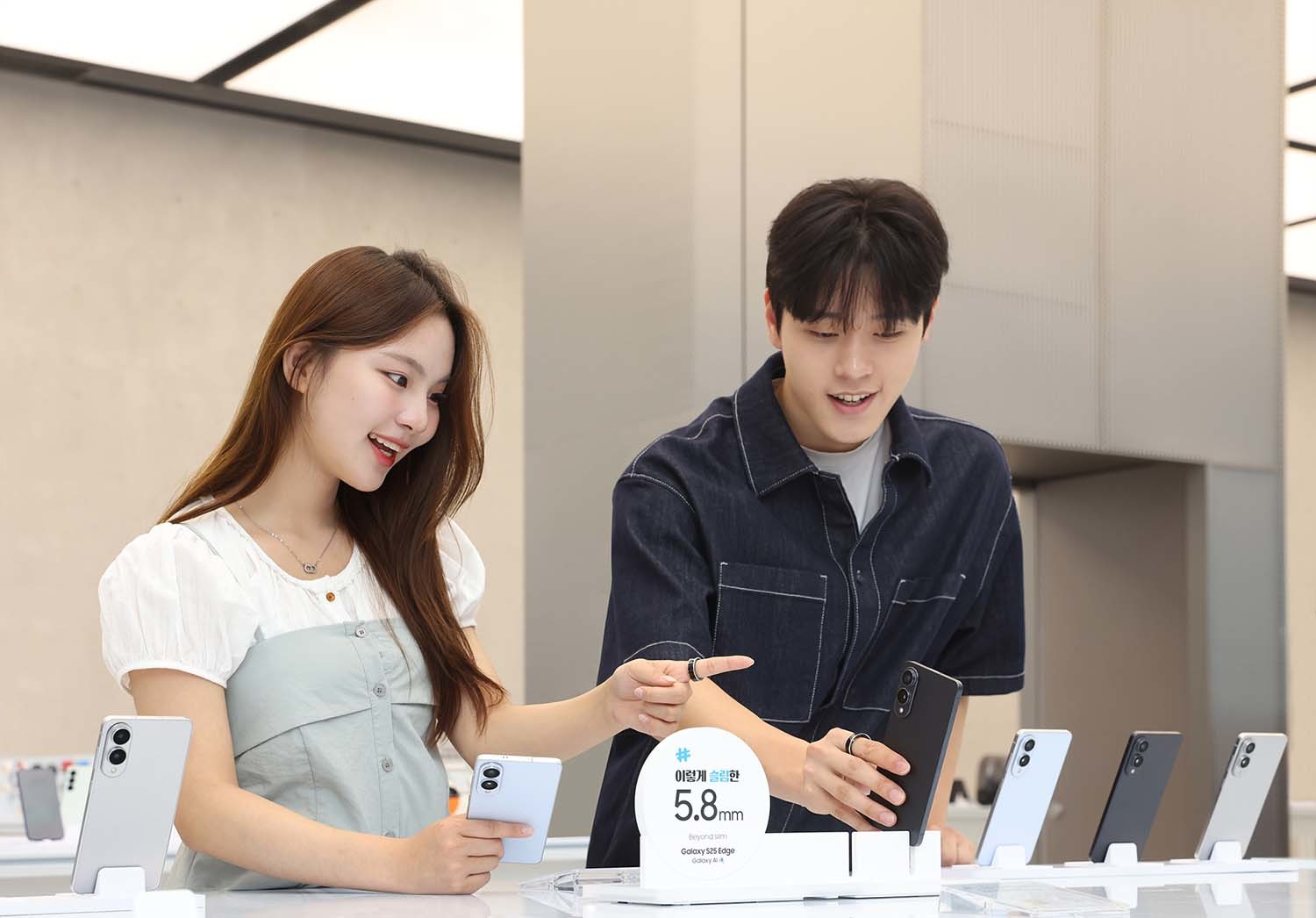 삼성전자 갤럭시 플래그십 스마트폰이 상반기에 이어 하반기에도 흥행하고 있다. / 삼성전자 제공