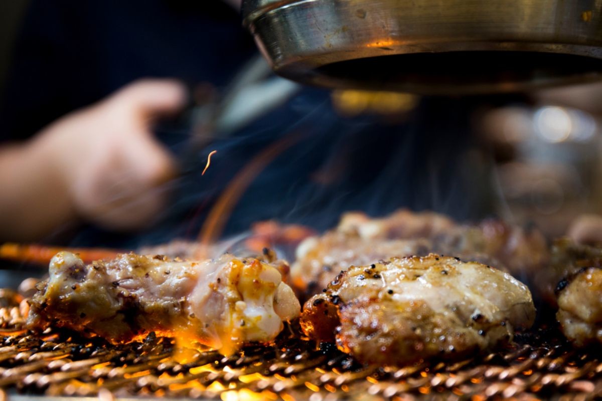 불판 위에 구워지는 닭고기  / Let Geo Create-shutterstock.com