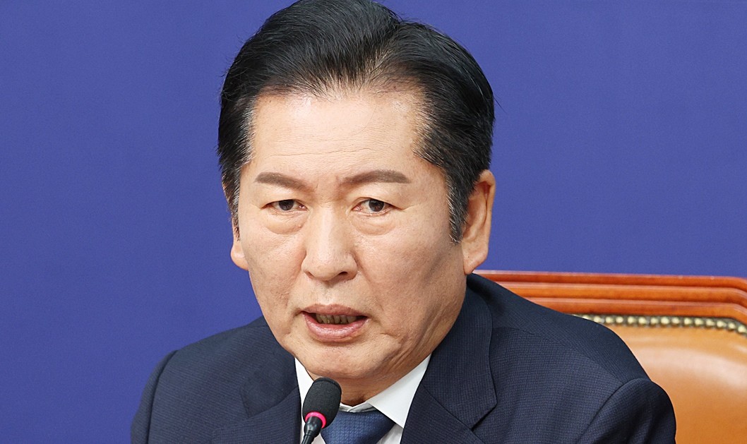 정청래 더불어민주당 대표 자료 사진. 정청래 대표가 '내란범들은 초고형량으로 뿌리째 뽑아야 한다'라며 '아직도 내란에 동조하거나 내란을 옹호하는 자들을 무관용 원칙으로 처벌해야 한다'라고 강조했다. 정 대표는 11일 자신의 페이스북에 윤석열 전 대통령과 김용현 전 국방부 장관 등이 비상계엄 명분을 만들기 위해 북한에 무인기를 보냈다는 '외환 의혹'으로 재판에 넘겨졌다는 내용의 기사를 올리면서 이렇게 말했다. / 뉴스1