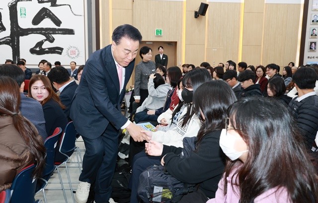 구복규 화순군수(화순장학회 이사장)가 참가 학생들과 악수를 하고 있다.