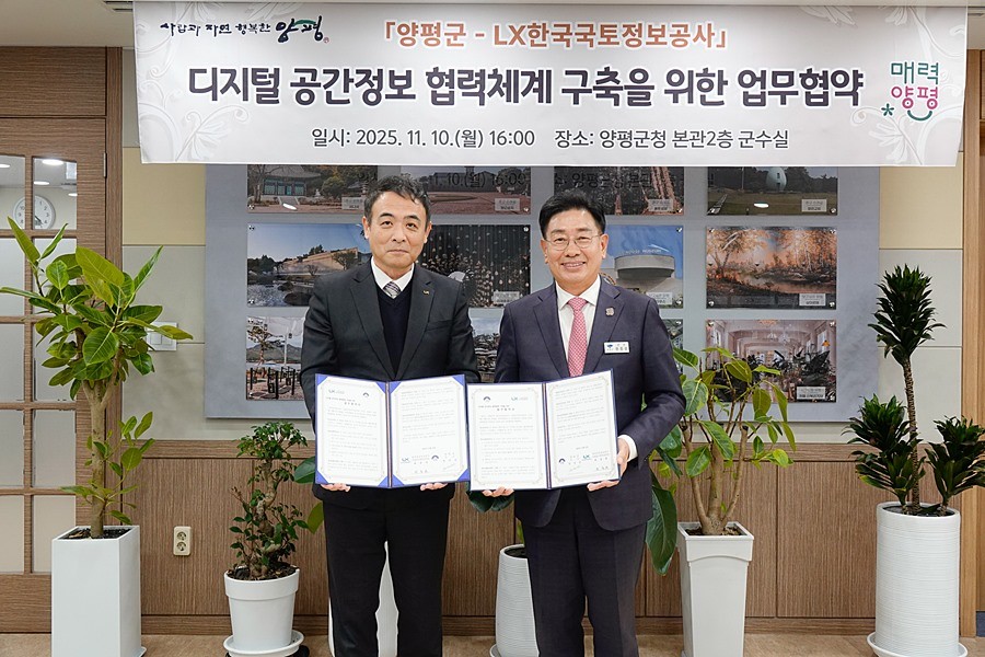 전진선 양평군수(오른쪽)