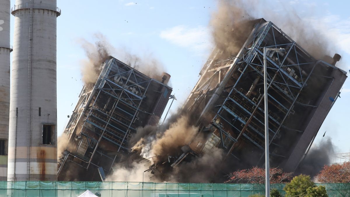 11일 오전 한국동서발전 울산화력본부에서 보일러 타워 4·6호기가 폭파되고 있다. / 뉴스1