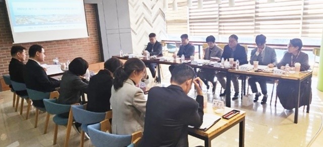 김영문 광주광역시 문화경제부시장이 11일 광주비엔날레 회의실에서 열린 '광주시-ACC 2025 제2차 정례협의회'에 참석해 한강 작가 노벨문학상 수상 1주년 기념행사·제16회 광주비엔날레 전시 장소 협조 등에 대해 논의하고 있다. /광주광역시 제공