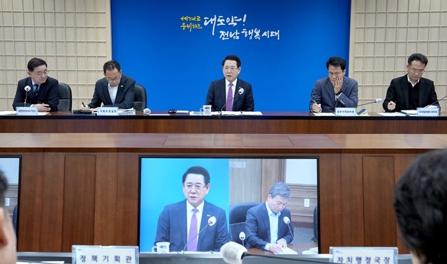 김영록 전라남도지사가 11일 도청 서재필실에서 실국장 정책회의를 주재하고 도정 현안을 논의하고 있다.