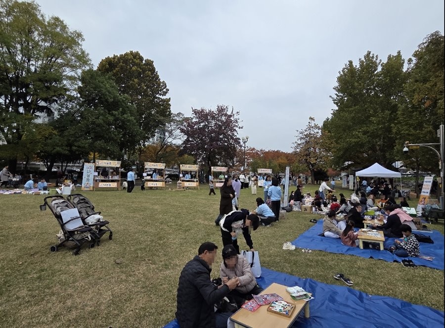경산시는 최근 남천 둔치 야외공연장에서 ‘나눔으로 이어지는 따뜻한 순환’이라는 주제로 'K보듬 6000 어린이집'과 함께하는 아나바다 나눔 축제를 열었다. 사진은 아나바다 나눔 축제 현장 모습 / 경산시 제공