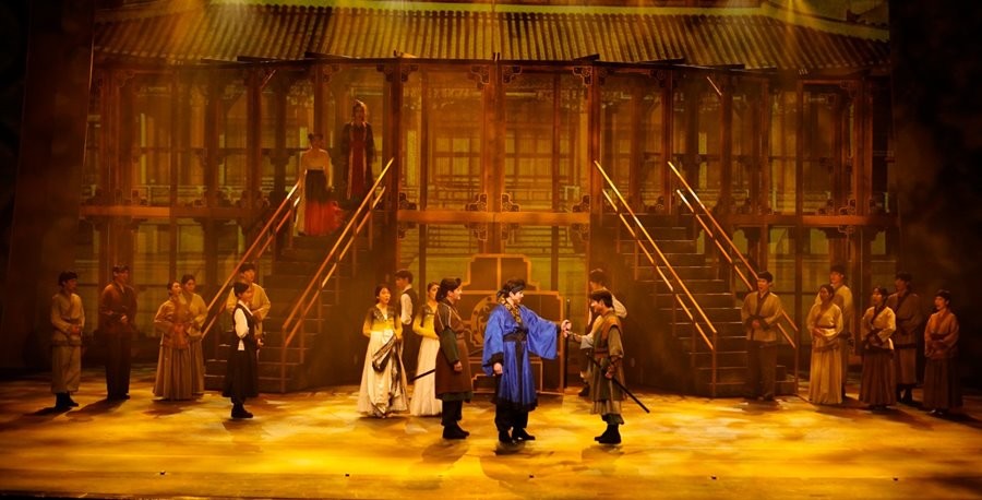 구미시는 오는 14일  오후 7시 30분과 15일 오후 3시 문화예술회관 대공연장에서 창작뮤지컬 '골든마스크'를 선보인다. 사진은 창작뮤지컬 골든마스크 공연 모습   / 구미시 제공