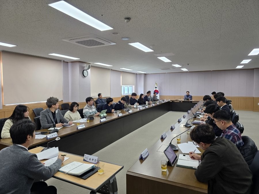 지난 10일 MZ세대인 6∼7급 직원들이 참여한 가운데 구미도시공사 간부회의가 열리고 있다.  / 구미도시공사 제공