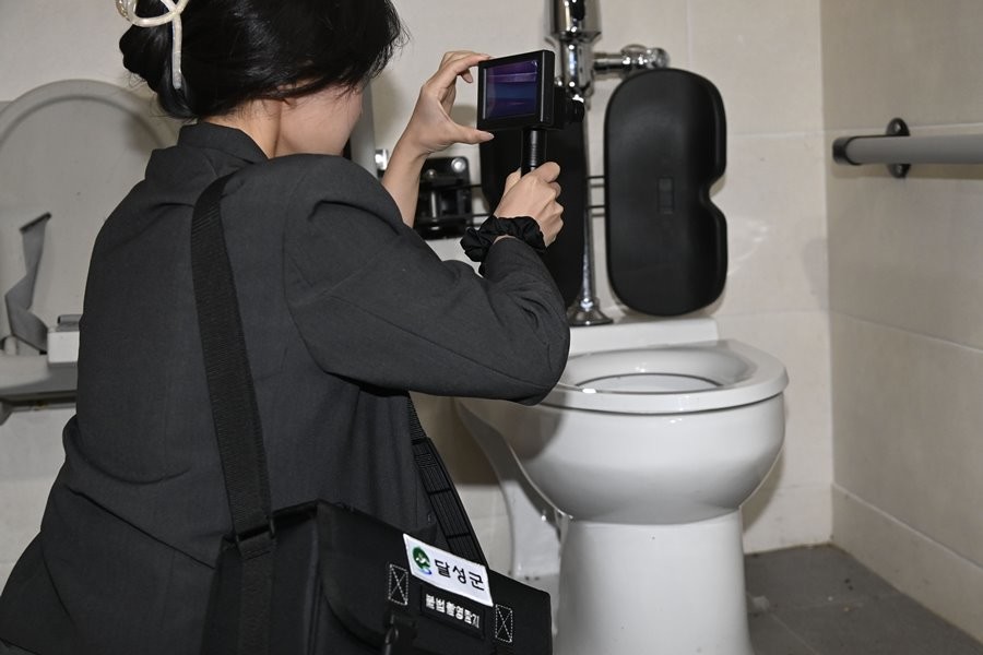 대구 달성군 관계자가 불법 촬영 카메라 탐지기를 사용하고 있다.  / 대구 달성군 제공