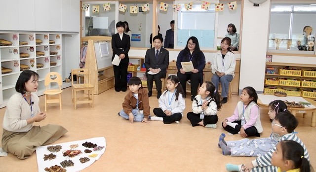 11일 여수 도원초등학교병설유치원에서 ‘함께 만드는 숲 놀이터’를 주제로 한 유아 2030교실 수업공개가 진행되고 있다.