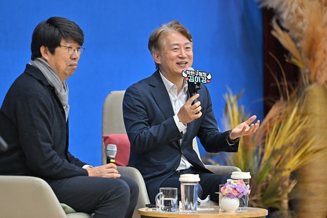 김이강 광주 서구청장이 11일 서구청 들불홀에서 열린 ‘치매전문 자원봉사단 성과공유회’에서 인사말을 하고 있다. 광주 서구 제공