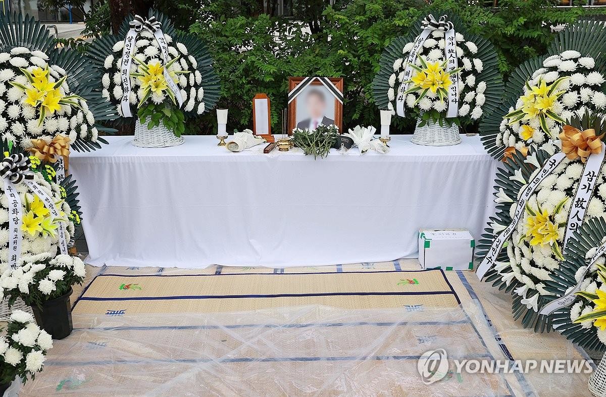 김건희 특검 앞에 설치된 숨진 양평군 공무원 분향소 모습. 자료 사진. 경기남부경찰청 형사과는 사망한 양평군청 소속 50대 사무관급(5급) 공무원 A 씨의 유서에 대한 필적 감정을 실시한 국립과학수사연구원(국과수)으로부터 결과를 회신했다고 11일 밝혔다. 국과수는 '변사자의 유서 필적과 그가 평소 사용한 업무수첩 등에 기재된 필적은 동일한 사람에 의해서 작성된 필적일 개연성이 높다'라는 감정 결과를 내놨다. 이에 따라 경찰은 현장에서 발견된 유서가 양평군 공무원 A 씨가 직접 작성한 것으로 판단하고 있다. / 연합뉴스