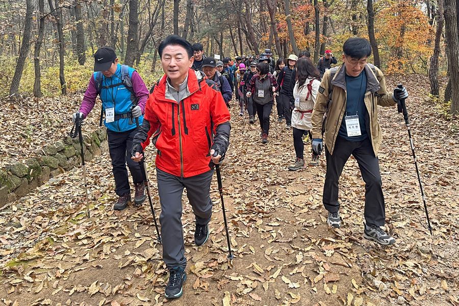 의정부시(시장 김동근)가 11월 9일부터 10일까지 1박 2일간 수락산, 천보산, 용암산 등에서 ‘산림 휴양 탐방로 발굴을 위한 사전답사’를 진행했다