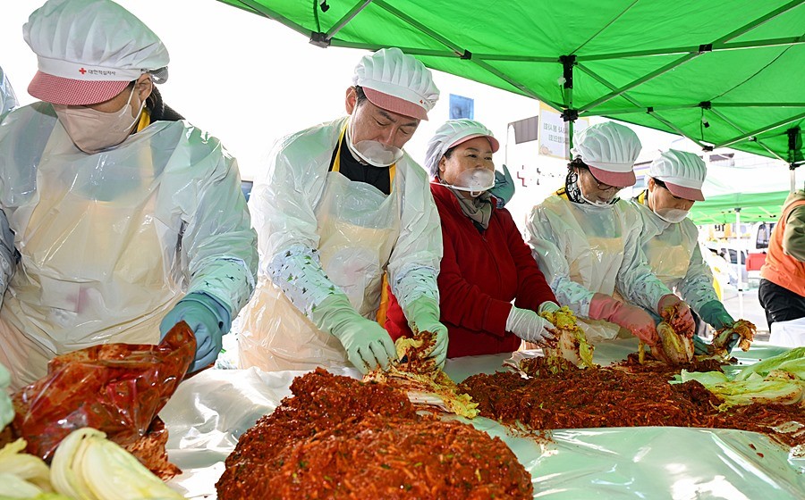 김동근 시장이 11월 11일 ‘사랑의 김장나눔행사’에서 김장을 담그고 있다