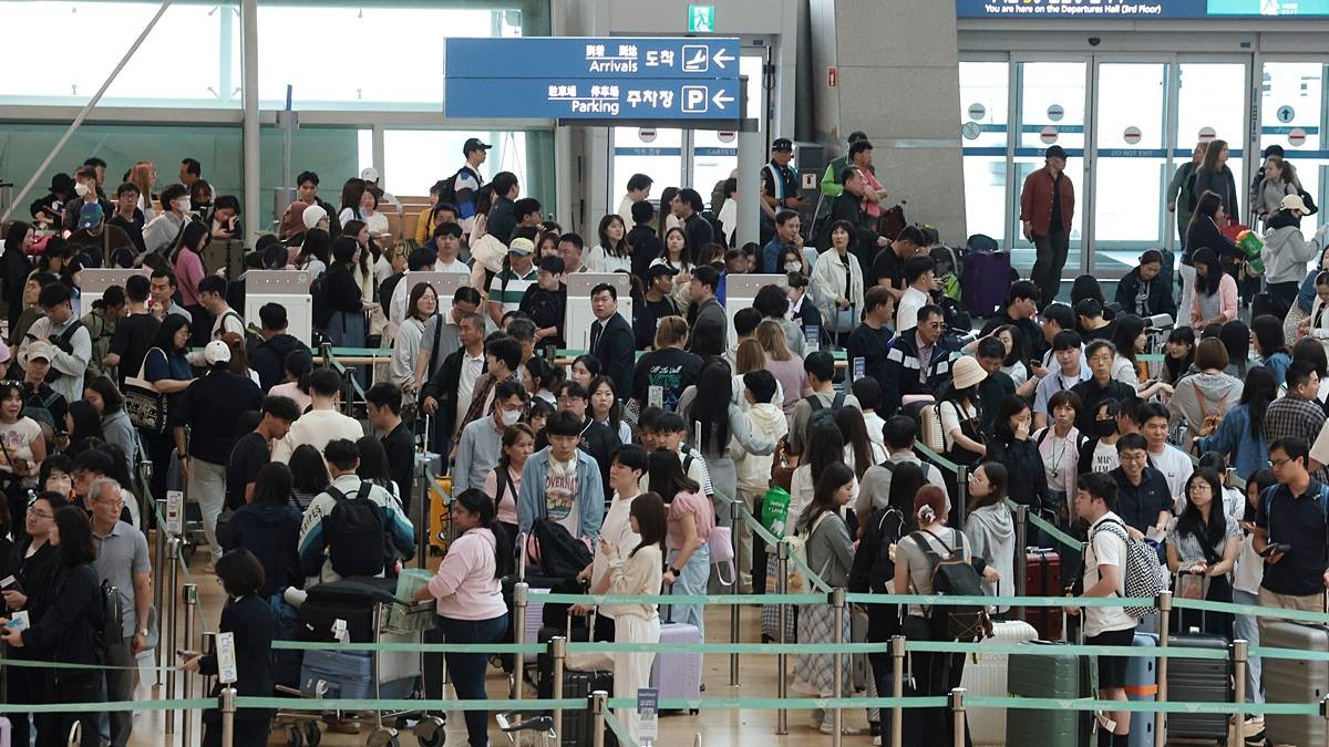 북적이는 인천공항 출국장 / 뉴스1